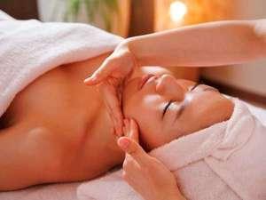 女性はエステ、男性は整体でリフレッシュ。心地良い手技に思わず眠ってしまいそう
