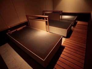 天然ラジウム鉱石を使用した岩盤浴。