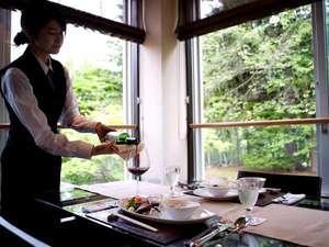 お料理に合うワインも豊富にご用意しています。お気軽にお申し付けください。