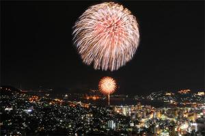 ４月の帆船祭りや７月のみなと祭りで花火が毎年上がります。矢太樓から夜景と花火がご覧頂けます。