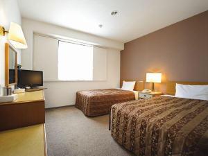 14.4平米の部屋にワイドシングルベッド2台のツイン♪ビジネスに観光に♪新たに枕元付近にコンセントを増設♪全室加湿器・シャワートイレ完備・ネット接続無料（有線LAN）※LANケーブルは各部屋設置♪