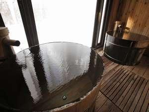 景色を望む、大浴場にある樽風呂