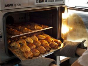 スタッフが毎朝、心を込めて焼きあげています。たくさんお召し上がりくださいませ。様々な種類のパンをご用意しています。※お出しするパンは日毎に多少変わります。