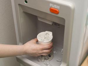 4階自販機コーナーに無料の製氷機をご準備いたしております。