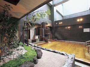 露天風呂】都会の夜空を仰ぎつつ、心地よい湯に包まれ、ゆったりとお寛ぎください。2