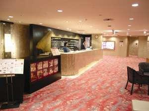 【湯香郷】受付。宿泊のお客様はリストバンドをお見せください。