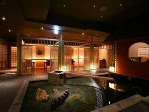 個室お食事処「松庵」。茶室や池を備えるなど、和風情緒を大切に致しました。