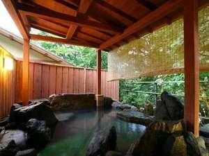 源泉かけ流し離れの湯屋「森乃湯」の露天風呂。季節の移り変わりを実感できます。
