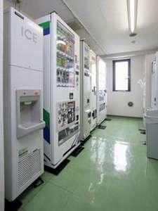 【自販機コーナー】ソフトドリンク・無料の製氷機あり