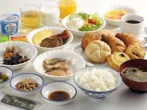 【和洋朝食バイキング】人気の焼立てパンに和食も加わりさらに内容充実！