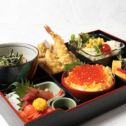 ご夕食の松花堂御膳でございます。焼き物、天婦羅、サラダなど色々お召し上がりいただけます。