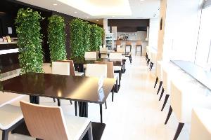 ３階ラウンジでは、南草津駅を眺めることができます。挽きたてのコーヒーで今日１日も頑張りましょう。
