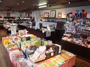 ホテル１階お土産店『平城京　和み館』　喫茶・コンビニコーナーもあり 