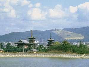 ホテル周辺の名所　世界遺産【薬師寺】　【写真：奈良市観光協会】