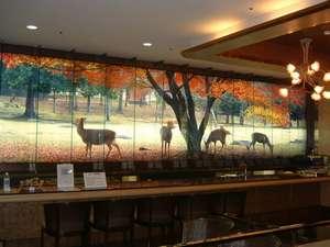 ティーラウンジカウンターバックの紅葉