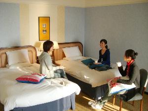 お部屋で女子会トーク（イメージ）