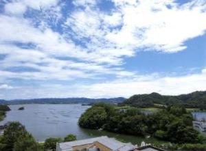 久美浜湾を見渡すお部屋からの景色に心が癒されます。