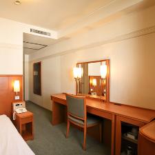 シングルのお部屋です。16.7平米と広めのお部屋で、ゆっくりとおくつろぎいただけます