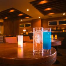 夜のラウンジ