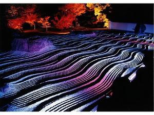 毎年秋に行われる、博多の寺社を幻想的なライトで照らしだす『博多ライトアップウォーク』。当ホテル最寄りのバス停「渡辺通り１丁目ＦＭ福岡前」より博多駅、そこから徒歩で各寺社を廻り歩けます。
