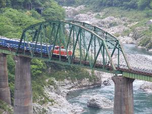 ホテルから撮影する土讃線小歩危橋梁は鉄道写真の定番となっています
