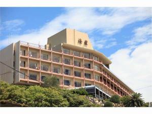 ■小高い山の上にそびえる、天空ホテル海廬