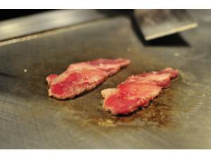 鉄板で仕上げる、香ばしさが自慢のイベリコ豚