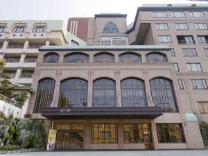 洋館を思わすような外観。3F吹き抜けのロビーには太陽光が美しく差し込んで。　＊