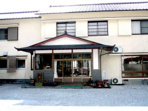 【外観】奥物部県立自然公園のなかに建つ宿。美しい景色と天然温泉、地元食材を使った料理が自慢です。