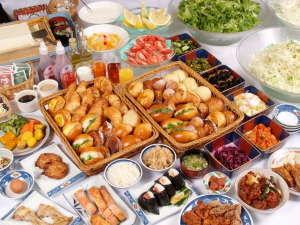 ご朝食は種類豊富な焼きたてパンの無料サービス！和食も充実しました！