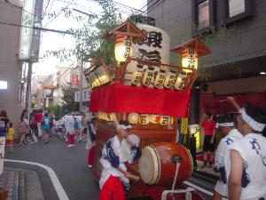 小倉祇園祭ホテルの玄関前にて