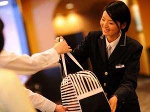 お荷物はフロントにてお預かりいたします。<BR>