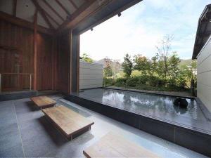 離れ湯「百八歩」の足湯。窓の外を眺めながらお楽しみください。