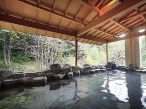 本館大浴場には趣の異なる露天風呂が２種類ございます。
