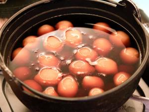 山形名物「玉こんきにゃく」。時間をかけて醤油味をしみ込ませています。プリッとした食感がたまりません！