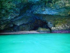 【青の洞窟】沖縄本島では有名な「青の洞窟」。実は石垣島にもあるんです！