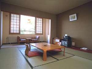 湖を一望できる湖水側客室（和室・10畳）のお部屋です