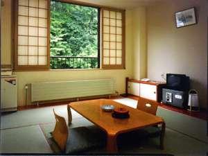 山手側客室（和室・8畳）のお部屋です　※駐車場側です。