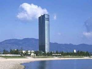 琵琶湖畔にたたずむ38階建てのホテル