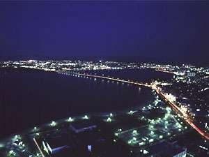 きらめく琵琶湖の夜景（近江大橋）