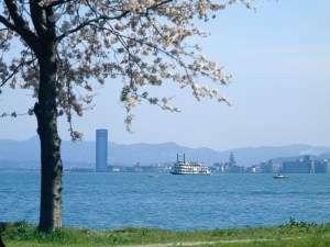 琵琶湖岸でお散歩もおすすめです。