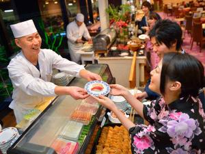 目の前で握る「実演♪鮨コーナー」