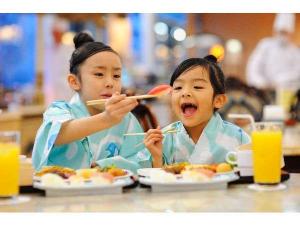 お食事会場にはお子様用のイスや食器も完備♪
