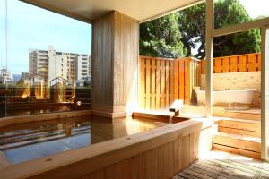 新しくなった檜風呂、小さな露天風呂もあります