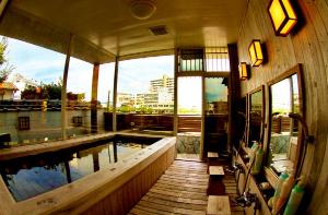 お城が見える川の側の展望風呂