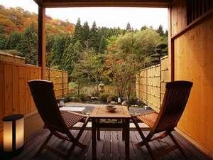 庭園露天風呂付客室【１階】紅葉の頃　バルコニーからの眺め
