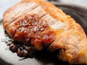 夕食一例　七品目　焼き物　地元花巻の白金豚ステーキ　甘味があって美味です