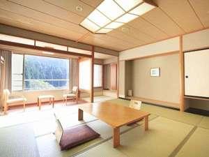 木と畳の温かみを感じる、明るい和室のお部屋。
