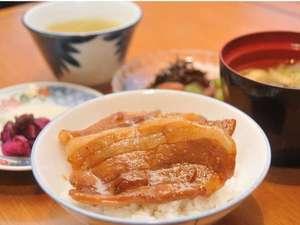 【朝食バイキングの一例】お好みで作る豚丼♪ご飯の上にお好みでお肉をのせ、お楽しみいただけます♪