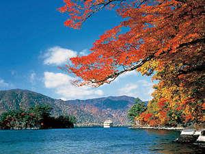 紅葉の十和田湖